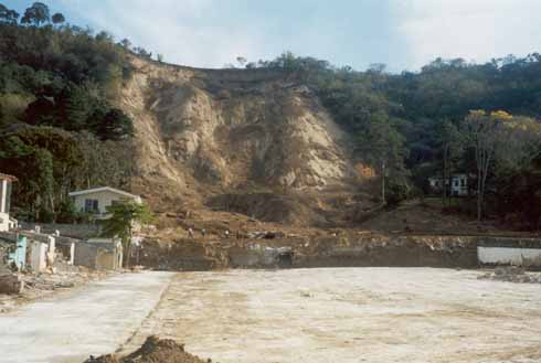 Santa Tecla landslide.jpg (25142 bytes)